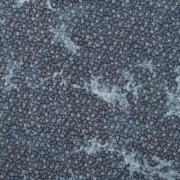 Leichter Jeansstoff Chambray Tie Dye Flowers weiß auf Denim im Batiklook