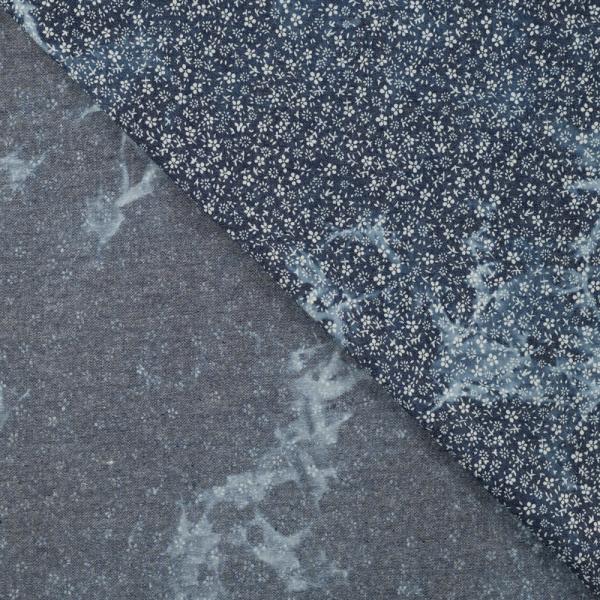 Leichter Jeansstoff Chambray Tie Dye Flowers weiß auf Denim im Batiklook