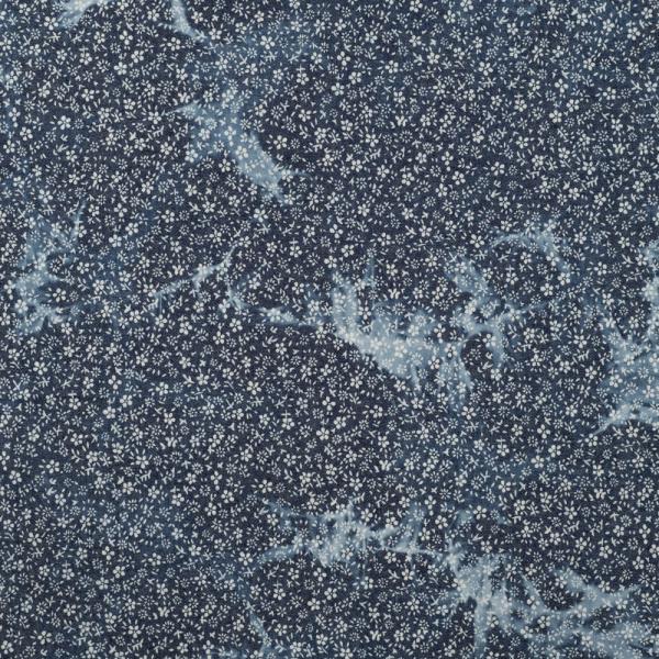 Leichter Jeansstoff Chambray Tie Dye Flowers weiß auf Denim im Batiklook